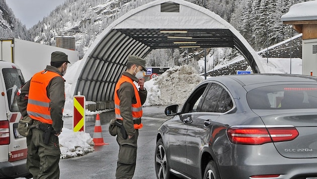 Der Bundesheersoldat kontrolliert einen Südtiroler am Autobahngrenzübergang Brenner. (Bild: Peter Freiberger)