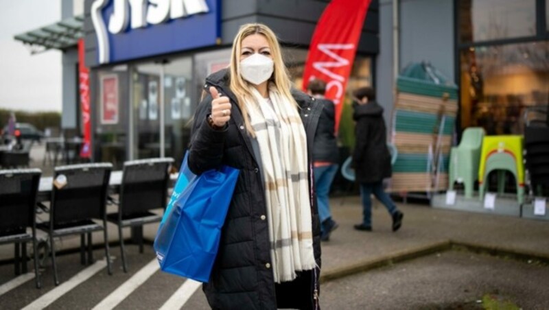 Daumen hoch! Auch diese Frau ergatterte die gewünschten Waren. (Bild: Imre Antal)