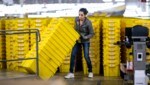 Erstmals könnten Amazon-Mitarbeiter in den USA eine gewerkschaftliche Vertretung bekommen. (Bild: APA/AFP/Johannes EISELE)