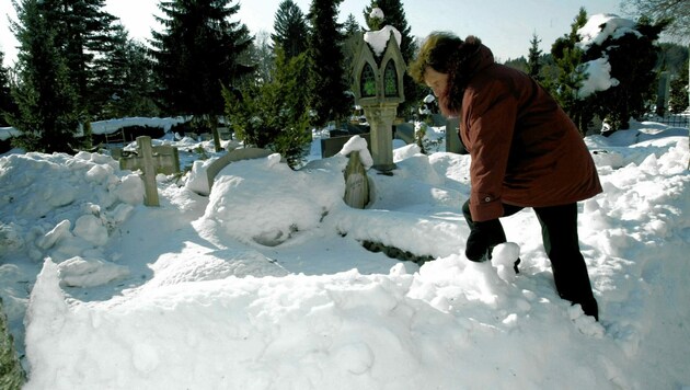 Mangelnde Schneeräumung erschwert vielen Friedhofsbesuchern den Besuch am Grab. (Bild: KRONEN ZEITUNG)