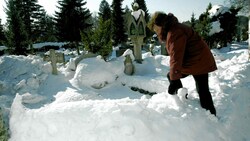 Mangelnde Schneeräumung erschwert vielen Friedhofsbesuchern den Besuch am Grab. (Bild: KRONEN ZEITUNG)