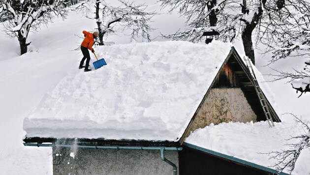 Noch immer wird Schnee von den Dächern geschaufelt. (Bild: Wallner Hannes)