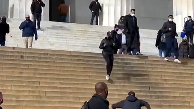 Kamala Harris trainiert auf den Stufen des Lincoln Memorials (Bild: www.twitter.com/sammycakez_)