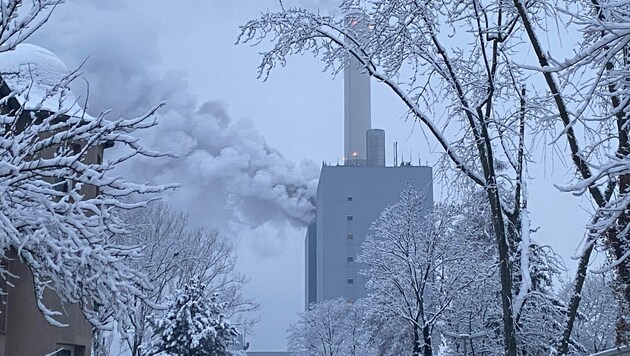 Nürnberg rief Katastrophenfall aus: Rauchwolken stehen über einem Kraftwerk des Versorgers Uniper. (Bild: APA/NEWS5/Bauernfeind)