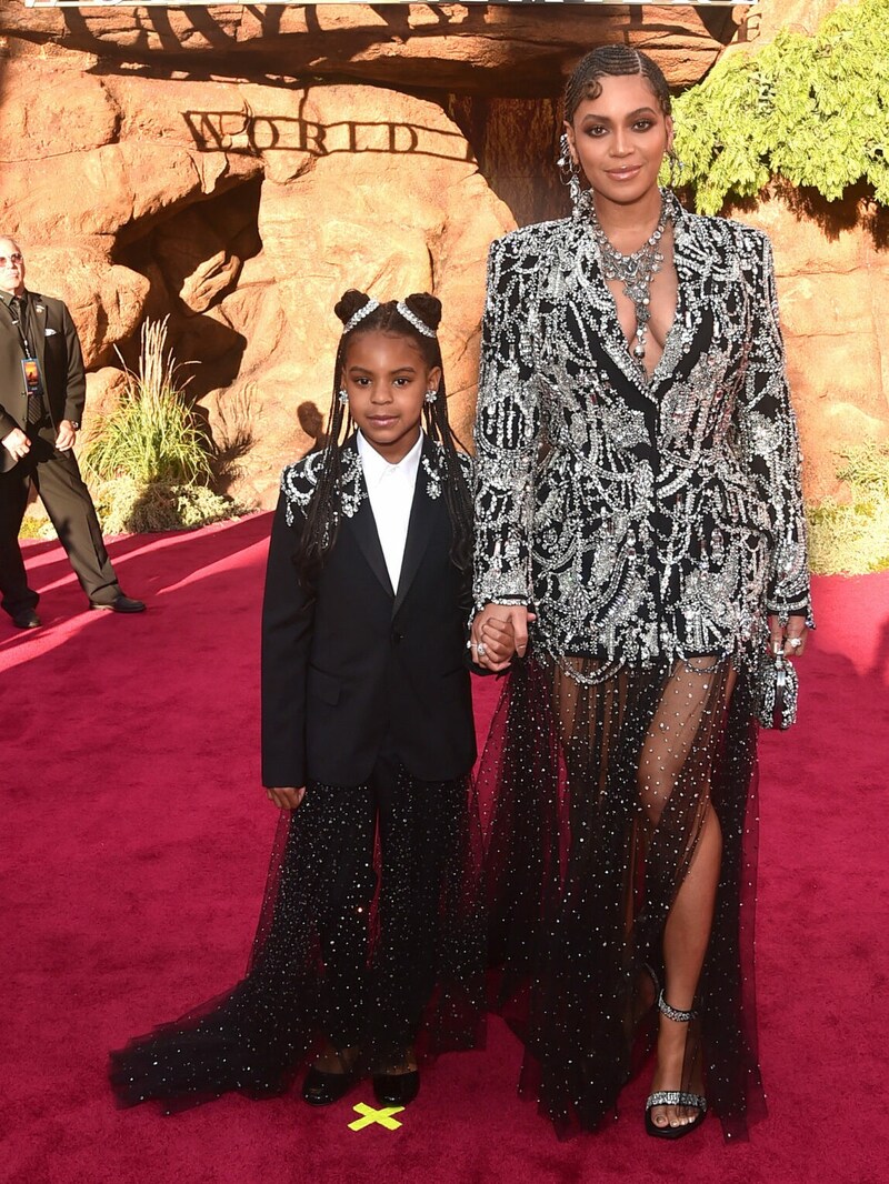 Beyonce mit Tochter Blue Ivy bei der Premiere von „Lion King“ 2019 in London - an Luxus-Outfits ist die Neunjährige gewöhnt. (Bild: 2019 Getty Images)