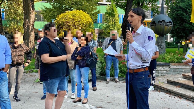 Martin Rutter bei einer seiner Anti-Corona-Demos in Klagenfurt (Bild: Clara Milena Steiner)