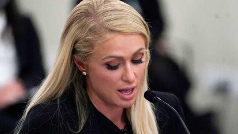 Paris Hilton tut sich sichtlich schwer, über das Erlebte im Internat zu sprechen. (Bild: AP)