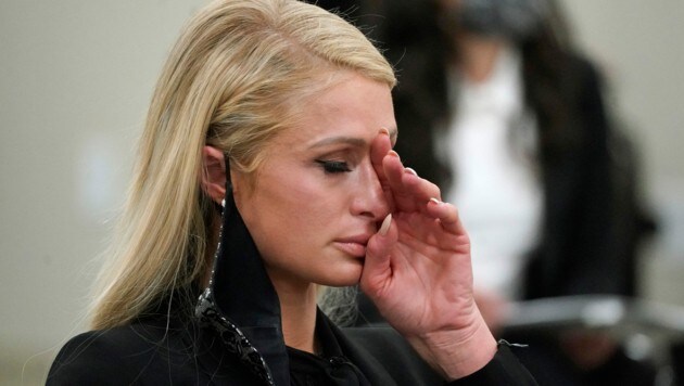 Paris Hilton weint bittere Tränen bei der Rede über das Folter-Internat, in dem sie misshandelt wurde. (Bild: AP)