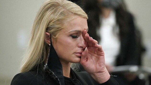 Paris Hilton weint bittere Tränen bei der Rede über das Folter-Internat, in dem sie misshandelt wurde. (Bild: AP)