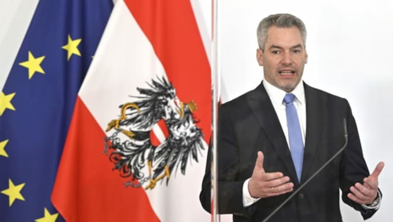 Innenminister Nehammer kündigte saftige Strafen für Personen an, die ohne negativen Testnachweis aus Nordtirol ausreisen wollen. (Bild: APA/HERBERT NEUBAUER)