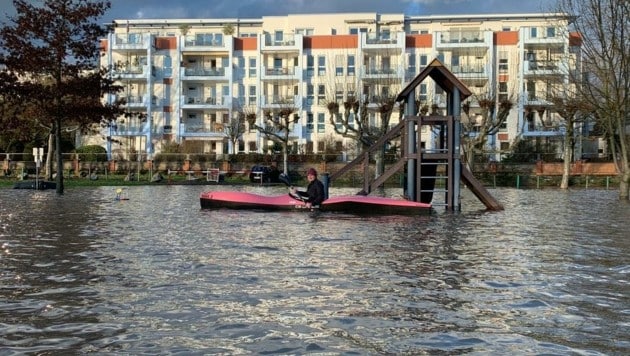 8,70 Meter Hochwasser, Land unter. Kanutin Valentina Dreier fährt in Wiesbaden dort, wo sonst die Kids spielen. (Bild: ZVG)