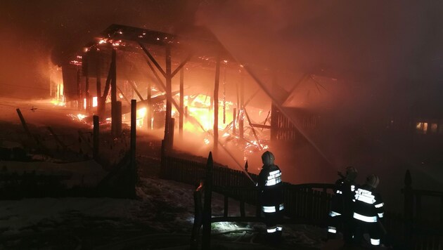In Wisperndorf bei Bad St. Leonhard ist eine Lagerhalle neben einem Kuhstall in Brand geraten, Stroh und Heu, auch Geräte wurden ein Raub der Flammen (Bild: Bachhiesl)