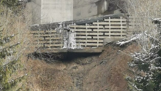 Direkt unter dem Autobahnpfeiler ist eine Mure abgegangen. Der gesamte Hang ist in Bewegung, die Brücke droht einzustürzen! Die Stelle wird heute untersucht. Die A10 bleibt von St. Michael bis Spittal gesperrt. (Bild: zvg/ G.B.)