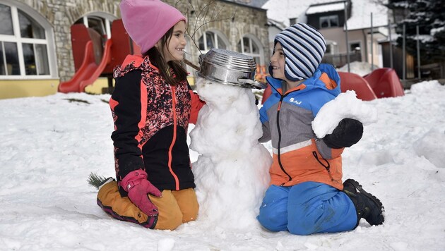 Die Geschwister Elis und Enes aus Tamsweg nutzten den Neuschnee und bauten gemeinsam einen Schneemann. (Bild: Holitzky Roland)