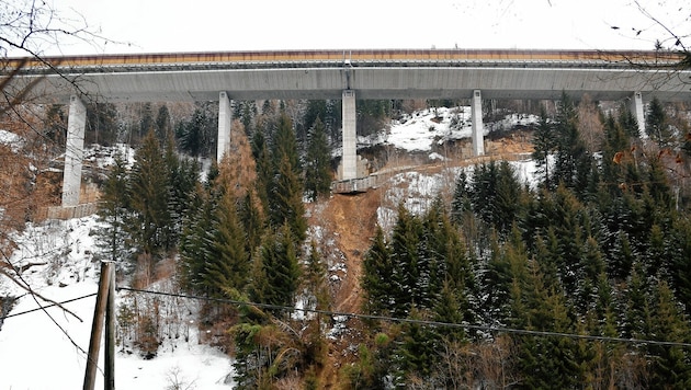 Weil der Pfeiler von einer Mure unterspült wurde, musste die Brücke gesperrt werden. (Bild: Roland Holitzky)