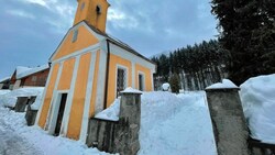 Schneemassen auf einem Gailtaler Friedhof am Dienstag: Wie soll da ein Weg zu jedem Grab sicher und frei gehalten werden? (Bild: Wallner Hannes)