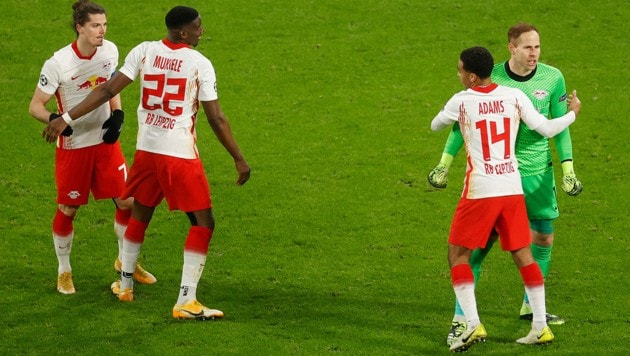 Peter Gulacsi (re.) mit seinen Leipzig-Teamkollegen, links Marcel Sabitzer, der zu den Bayern wechselte. (Bild: AFPAPA/POOL/AFP/Odd ANDERSEN)
