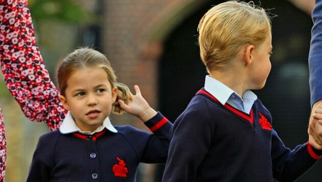 Prinzessin Charlotte zwirbelt ihren Zopf (Bild: AARON CHOWN / AFP / picturedesk.com)