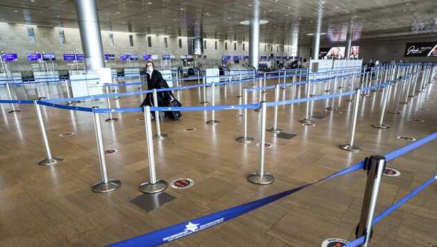 Ein einsamer Passagier am Flughafen Ben-Gurion (Bild: Emmanuel DUNAND / AFP)