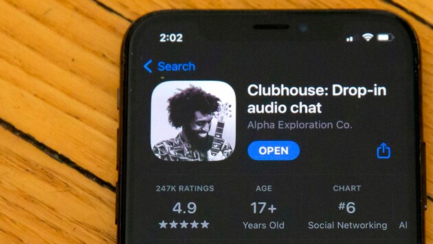 Anfangs war Clubhouse eine geschlossene Gesellschaft: Nur iPhone-Besitzer mit Einladung konnten mitmachen. (Bild: AP)