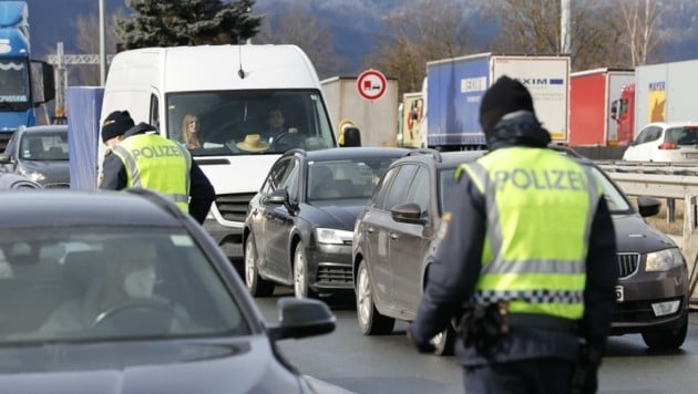 Jedes einzelne Auto wird von den Grenzbeamten aufgehalten und die Insassen kontrolliert (Bild: Tschepp Markus)