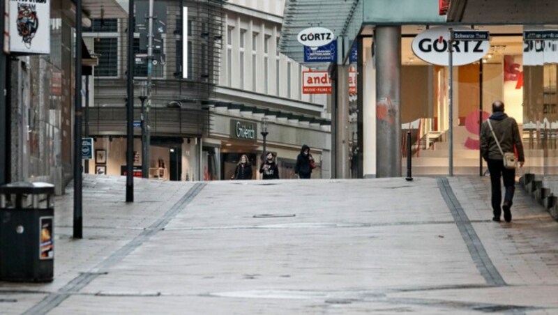 Leere Einkaufsstraße in der deutschen Stadt Essen (Bild: The Associated Press)