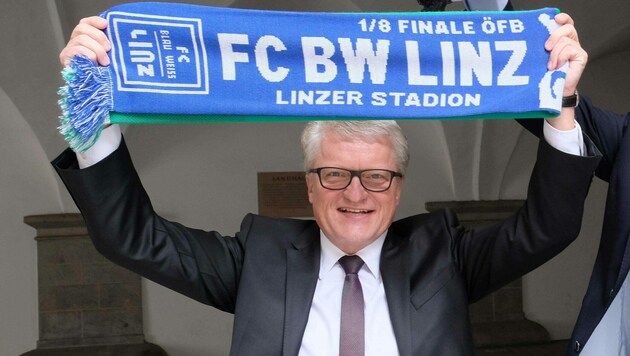 Der Linzer Bürgermeister Klaus Luger freut sich als bekennender Blau-Weiß-Fan auf das neue Donauparkstadion, das m Platz des alten entsteht (Bild: Horst Einder)