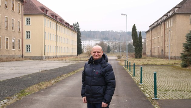 FP-Stadtvize und Planungsreferent Markus Hein am zu entwickelnden Areal der alten Hiller-Kaserne in Ebelsberg. (Bild: ZVG)