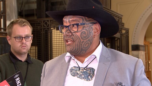 Der Politiker Rawiri Waititi mit traditionellem Gesichtstattoo und Maori-Ornament (Bild: APA/AFP/TVNZ)
