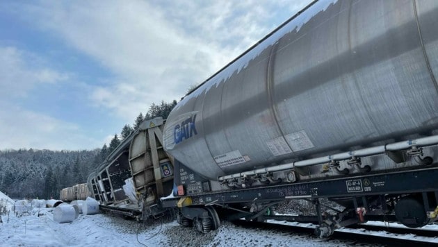 Mehrere Waggons eines Güterzuges sind aus den Schienen gesprungen und haben dabei beide Streckengleise beschädigt. (Bild: Markus Tschepp)