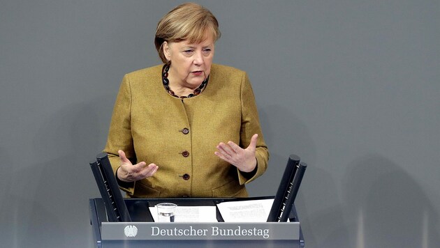 Merkel mahnte in ihrer Rede vor dem Bundestag zu weiterer Vorsicht. (Bild: AP/Michael Sohn)