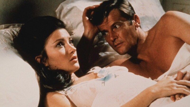 Jane Seymour und Roger Moore in „James Bond - Leben und sterben lassen“ (1973) (Bild: mptv / picturedesk.com)