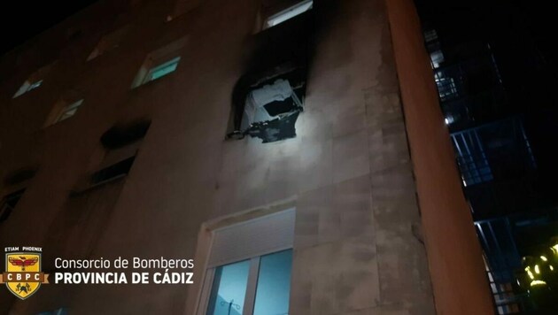 Die Flammen schossen aus einigen Fenstern des Krankenhauses in Cadiz. (Bild: Screenshot Twitter/Consorcio de Bomberos de la Provincia de Cádiz)