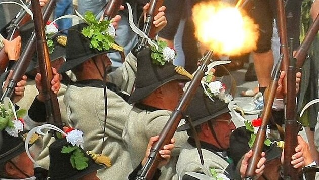Es wird weiterhin beim „Salut“ bleiben. Die Tiroler Schützen werden ihre Schüsse nicht an den Tiroler Grenzen abfeuern. (Bild: Christof Birbaumer)