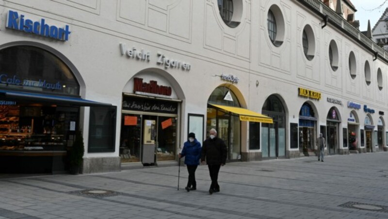 Aufgrund des Lockdowns geschlossene Geschäfte in München. Das bleibt aufgrund der Lockdown-Verlängerung noch mindestens bis zum 7. März so. (Bild: APA/AFP/Christof STACHE)