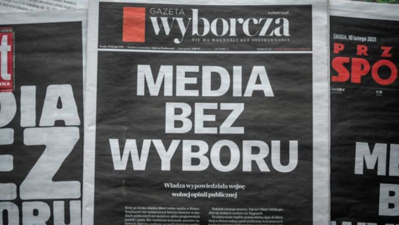 Die polnische Tageszeitung „Wyborcza“ erschien am Donnerstag mit schwarzer Titelseite und mit dem Titel „Medien ohne Wahl“ (Media bez Wyboru). (Bild: AFP)