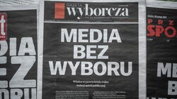 Die polnische Tageszeitung „Wyborcza“ erschien am Donnerstag mit schwarzer Titelseite und mit dem Titel „Medien ohne Wahl“ (Media bez Wyboru). (Bild: AFP)