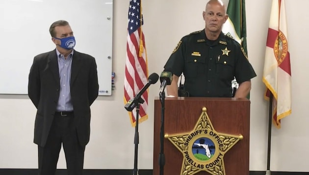 Sheriff Bob Gualtieri mit Bürgermeister Eric Seidel in Oldsmar, Florida, nach dem Cyber-Angriff auf das Wasserwerk (Bild: AP)