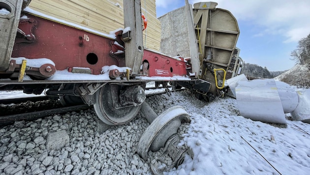 Einen Teil seiner Ladung verlor der Güterzug, als er im Bereich Hallwang-Elixhausen aus den Schienen sprang. Ermittlungen zum Unfallhergang laufen. (Bild: Tschepp Markus)