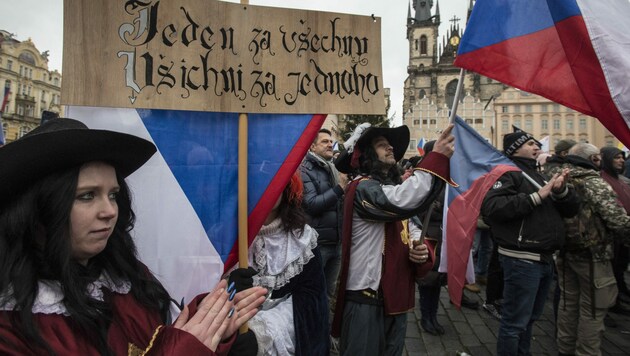 Demonstranten demonstrieren in Prag gegen die Corona-Maßnahmen der Regierung (Bild: AFP)