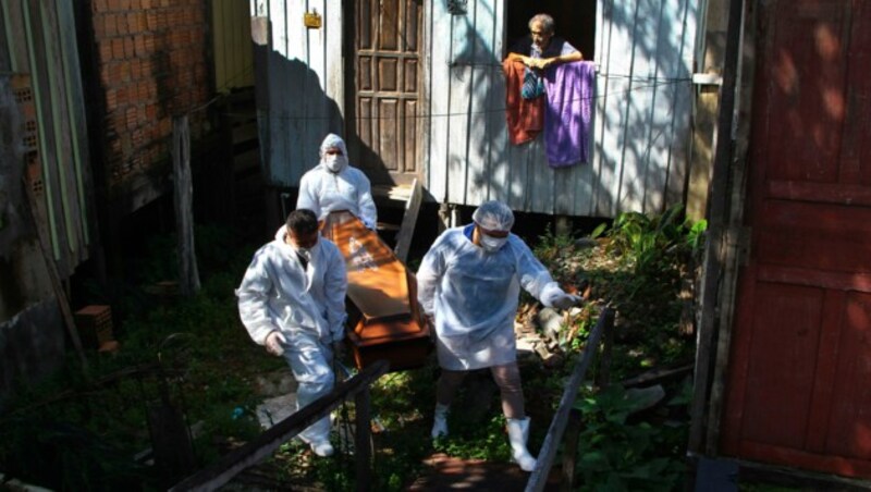 Bestatter in Schutzausrüstung haben derzeit viel zu tun in Manaus. (Bild: AP)