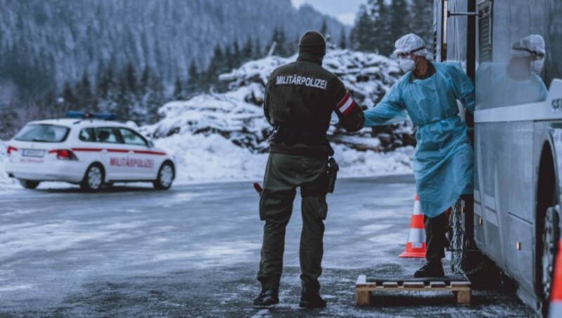 An vier innerösterreichischen Grenzstandorten - nämlich Waidring, Hochfilzen und am Pass Thurn an der Grenze zu Salzburg (siehe Bild) sowie in Pettneu an der Grenze zu Vorarlberg - sind mobile Testbusse rund um die Uhr stationiert. (Bild: APA/EXPA/JFK)