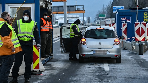 Kontrollen in Kufstein (Bild: LIEBL Daniel/zeitungsfoto.at)