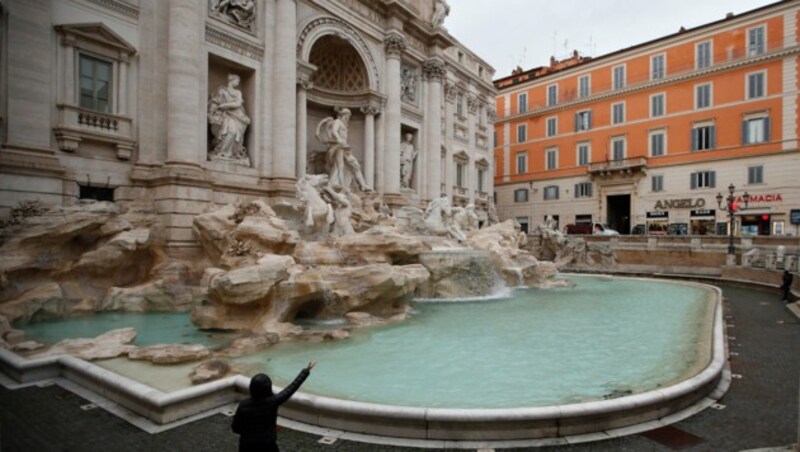 Der Platz vor dem Trevi-Brunnen in Rom ist normalerweise voll mit Touristen aus der ganzen Welt. (Bild: AP )