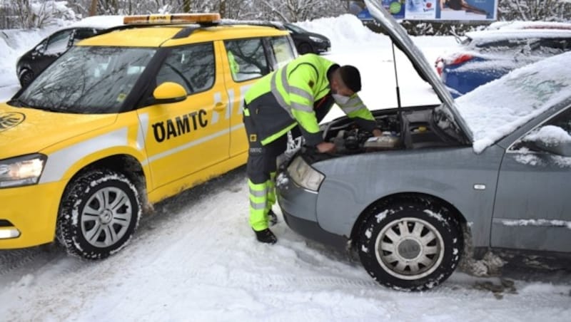 Auch klassische „Verbrenner“ brauchen im Winter öfters Starthilfe vom Pannendienst. Eine frische Batterie lohnt sich bei der aktuellen Kälte sehr. (Bild: ÖAMTC/Aloisia Gurtner)