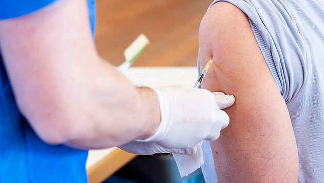 Die Zahl der Infektionen ist weiter leicht rückläufig - auch Dank der Impfung. (Bild: APA/VLK/A. SERRA)