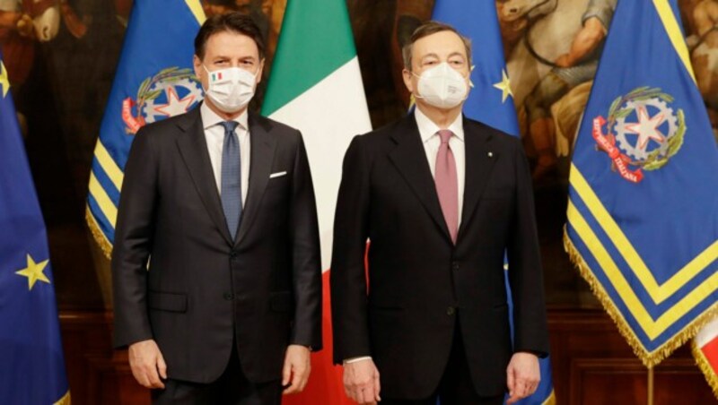 Der alte und der neue Premier: Giuseppe Conte und Mario Draghi (Bild: AP)