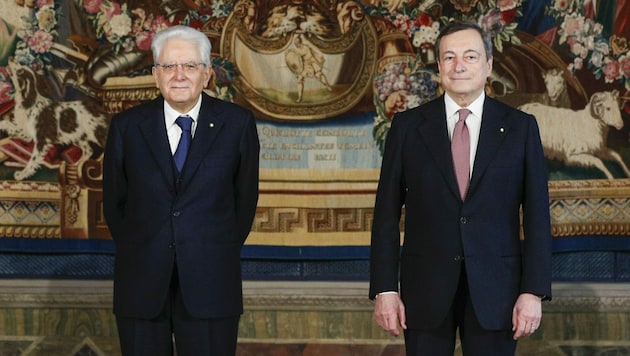 Italiens Präsident Sergio Mattarella und der "Noch"- Premier Mario Draghi (Bild: AP)