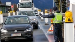 Kontrollen am Grenzübergang Walserberg (Bild: Markus Tschepp)