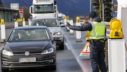 Kontrollen am Grenzübergang Walserberg (Bild: Markus Tschepp)